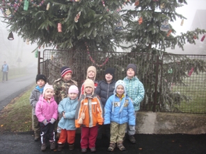Zdobení stromečků u MŠ 001.jpg