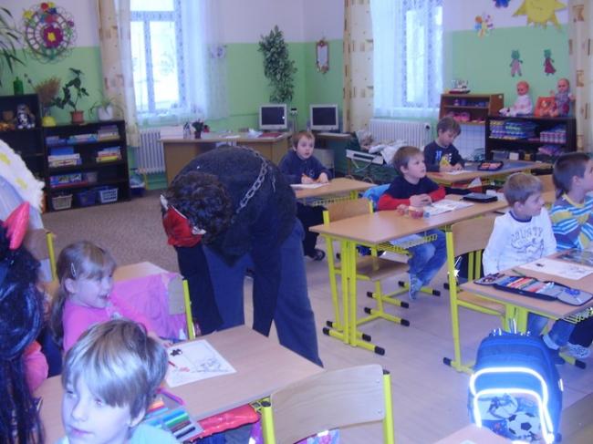 Mikuláš vMŠ a ZŠ 003.jpg