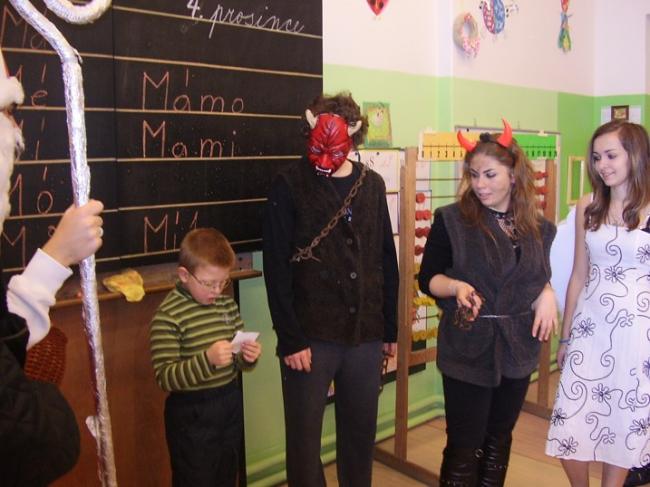 Mikuláš vMŠ a ZŠ 013.jpg