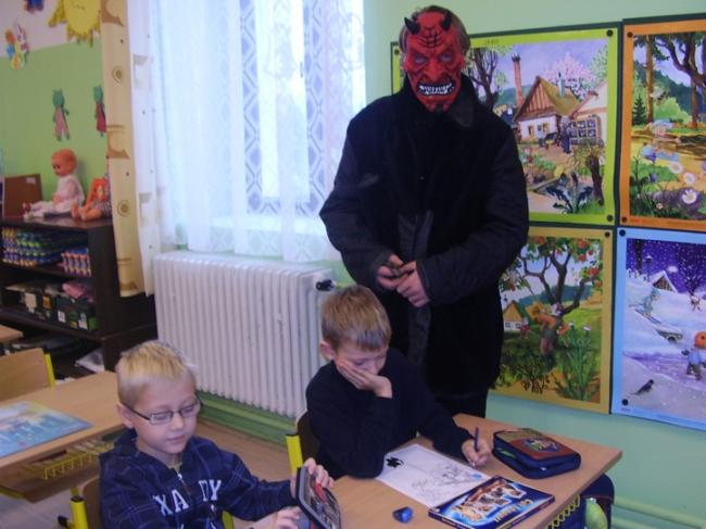 Mikuláš vMŠ a ZŠ 008.jpg