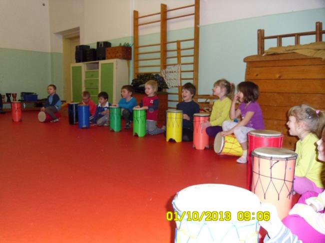 MŠ společné bubnování 10.1.2013 035.jpg
