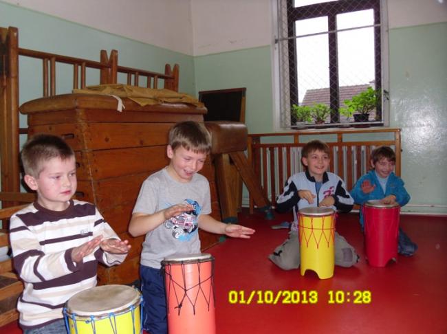 MŠ společné bubnování 10.1.2013 060.jpg