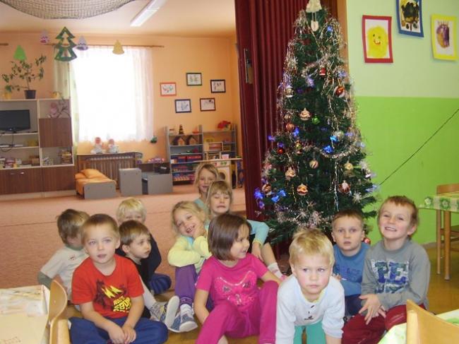 Zdobení stromečku v MŠ 001.jpg
