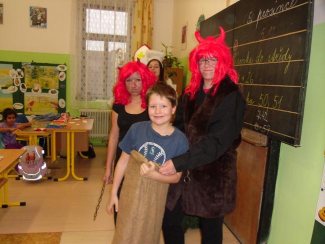 mikuláš v MŠ a ZŠ 017.jpg